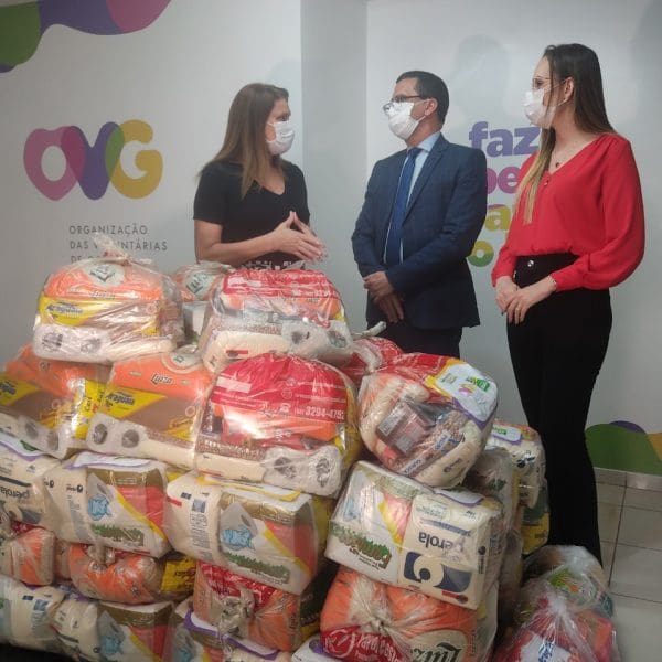 Entrega de alimentos pelo Ipasgo para OVG