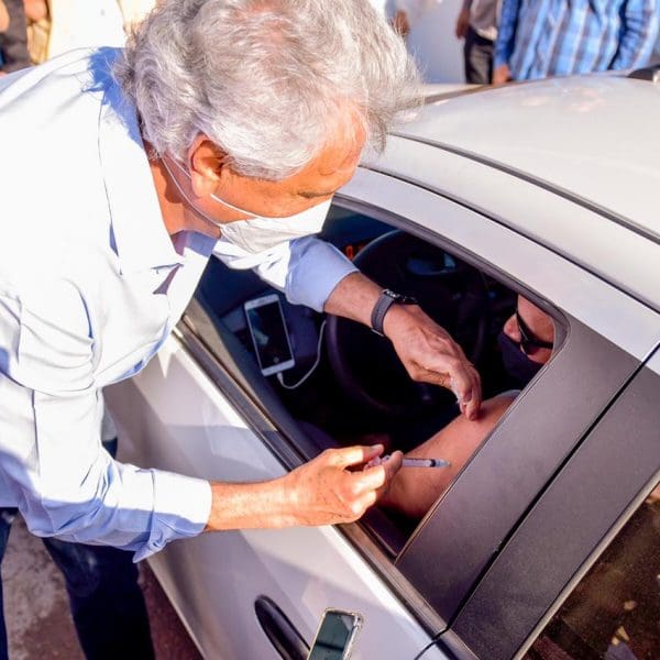Governador Ronaldo Caiado aplicando vacina