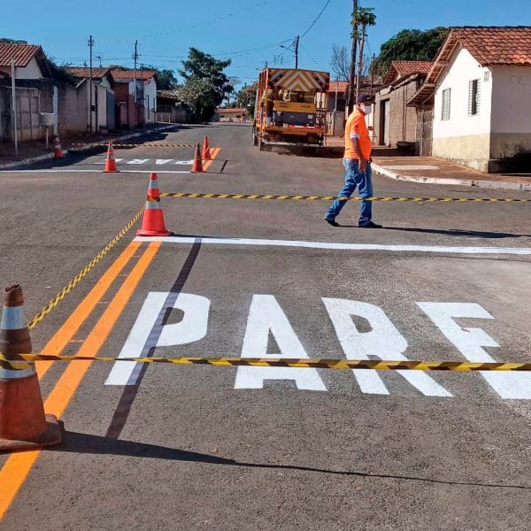 Sinalização de "pare" pintada no asfalto