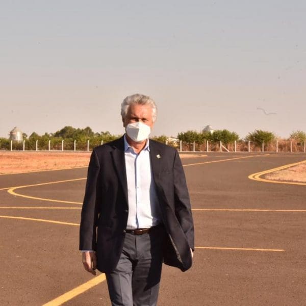 governador na pista do aeródromo