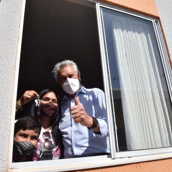governador na entrega de moradias