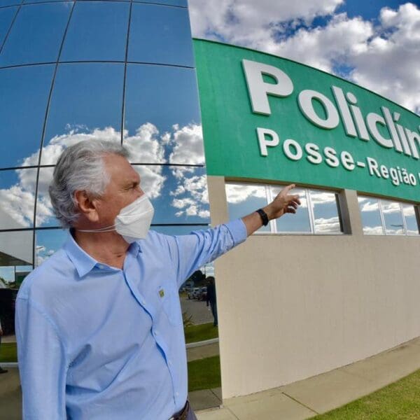 Governador em frente à Policlínica de Posse