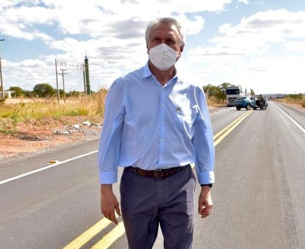 governador em rodovia Posse