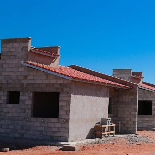 moradias em construção em Paraúna