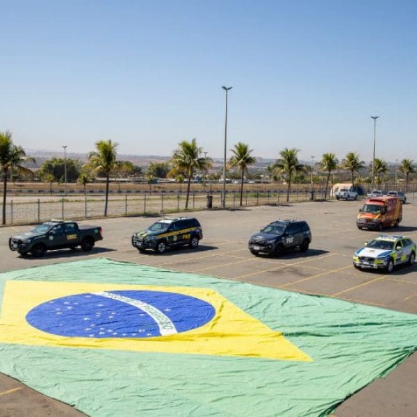 carros policiais que passaram por testes no autódromo