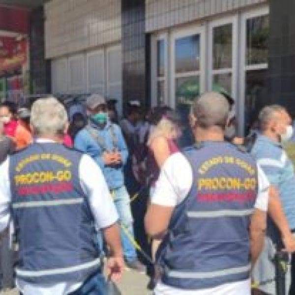 fiscais do procon na fila do banco