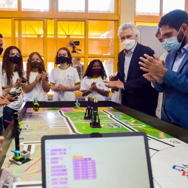 governador com alunos na escola inaugurada