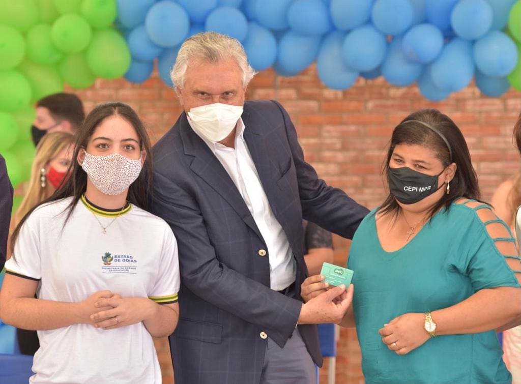Caiado entrega cartões alimentação