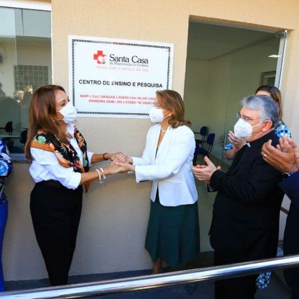 Gracinha caiado em frente ao prédio que leva o seu nome