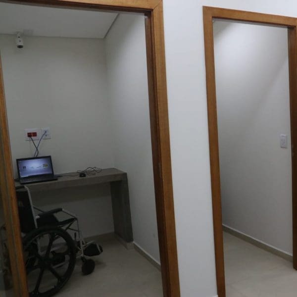 As sete novas salas possuem equipamentos de imagem e som, onde os reeducandos devem passar por audiências (Foto: Secom)