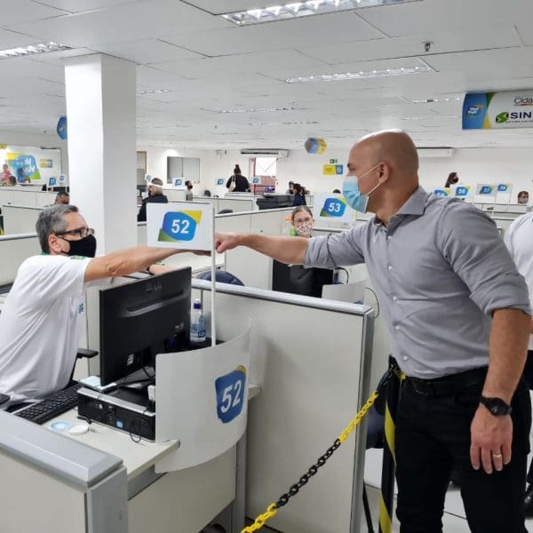 secretário em visita à agência do Vapt Vupt