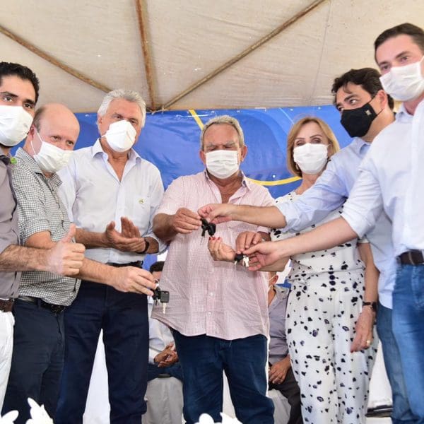 entrega simbólica das chaves das máquinas