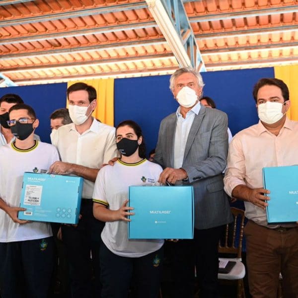 governador etrega chromebooks em anápolis