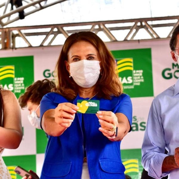 Gracinha Caiado com cartão do programa Mães de Goiás