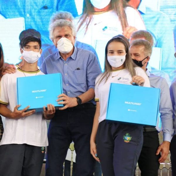 Orizona 171 anos- entrega de Chromebooks