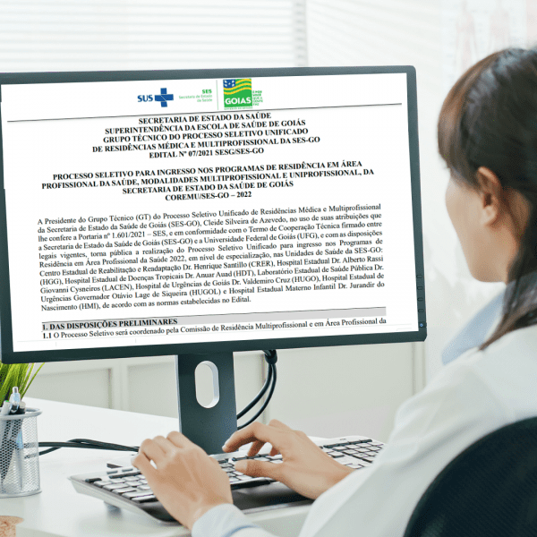 PESSOA AO COMPUTADOR