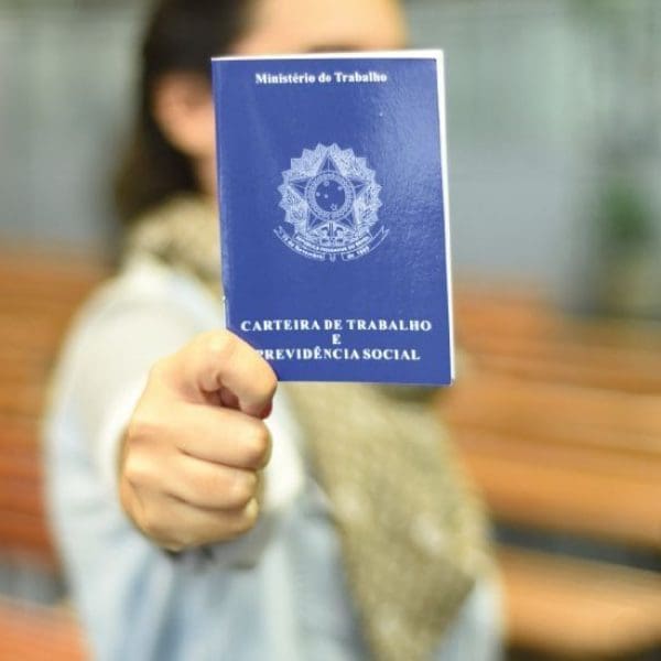mulher com carteira de trabalho