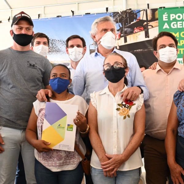 governador entrega escrituras em Anápolis