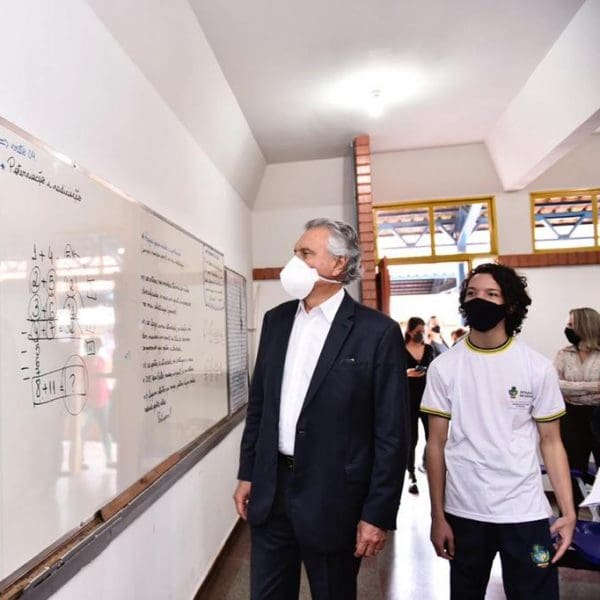 governador na sala de aula de uma escola estadual