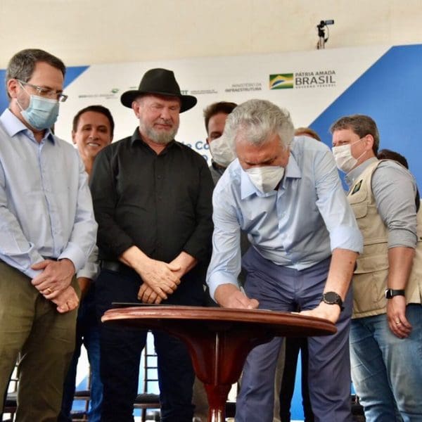 Caiado assina documento de concessão de rodovias