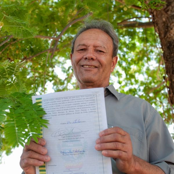 Zequinha com título na mão