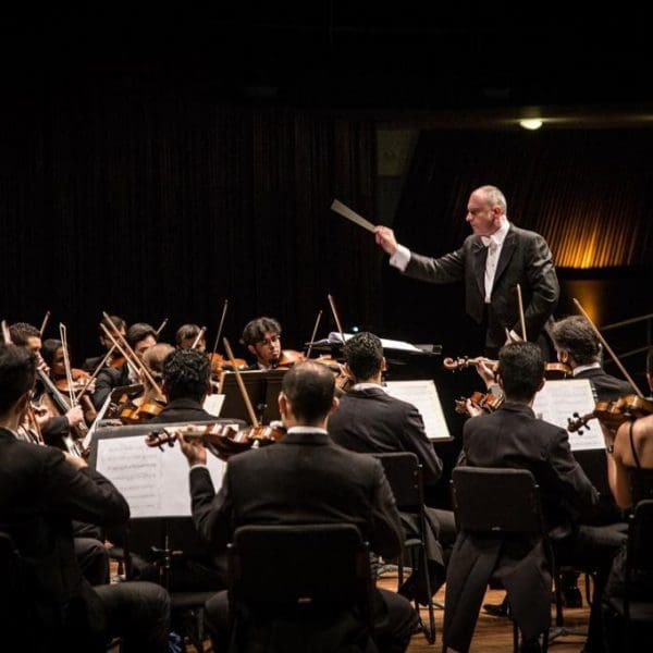 orquestra filarmônica se apresentando