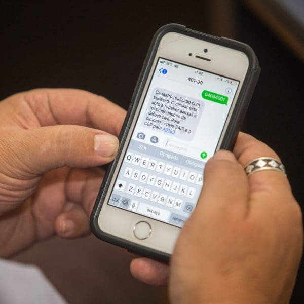tela de celular com sms