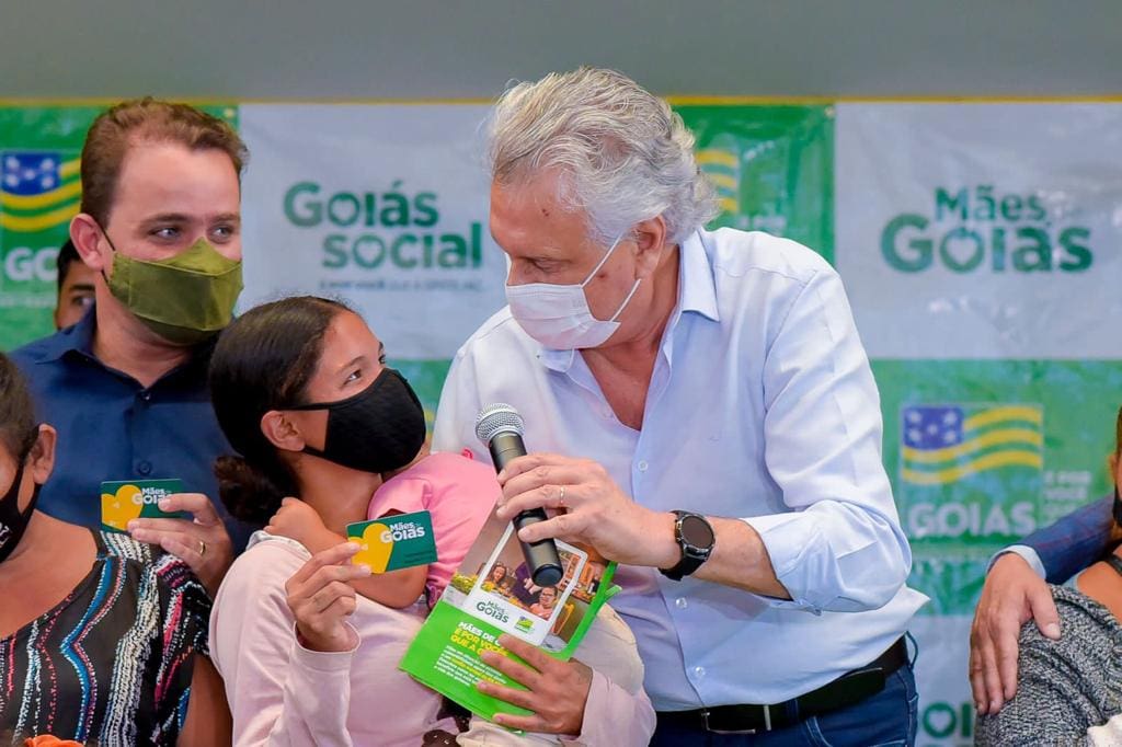 governador entrega cartão mães de goiás