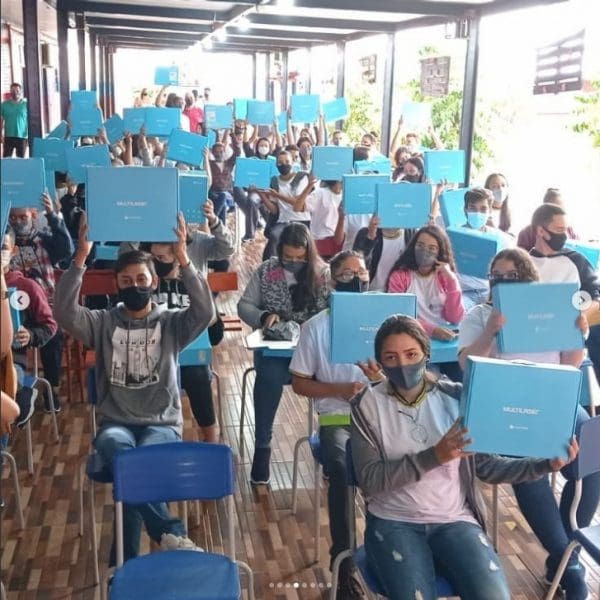 alunos com chromebooks