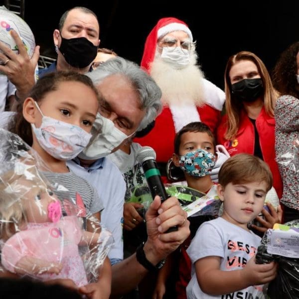 caiado entrega brinquedos às crianças