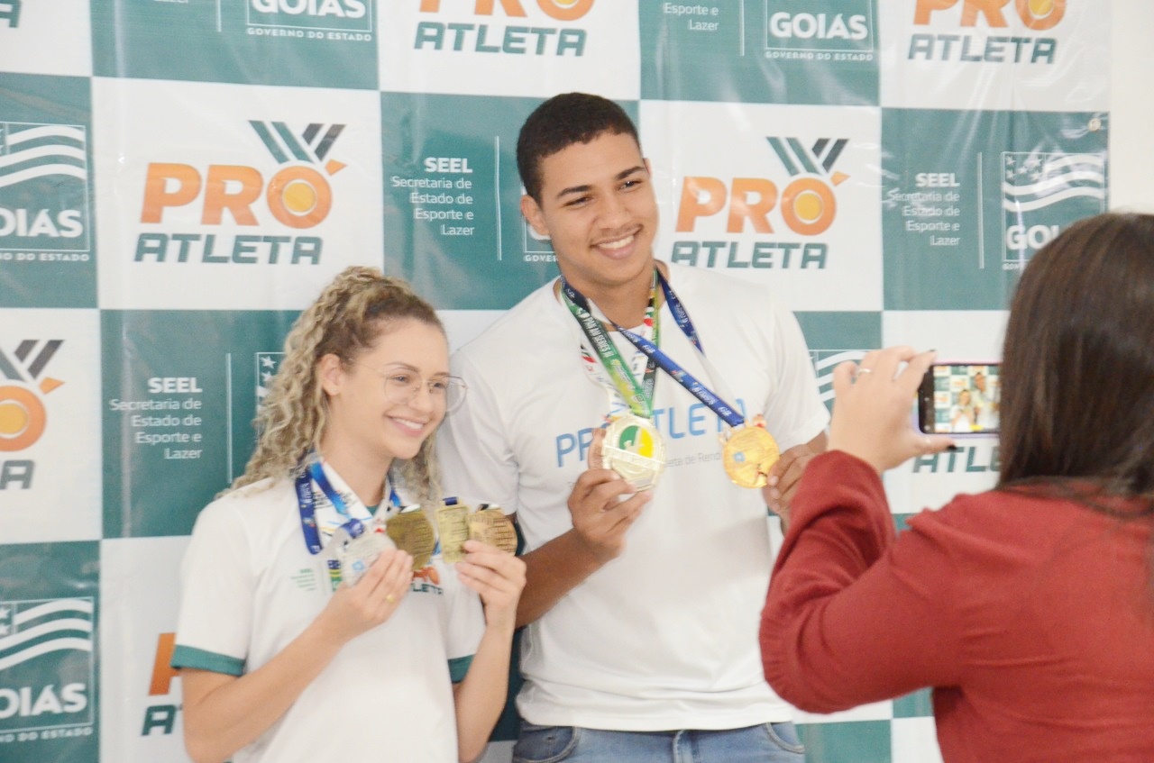 Becas para atletas profesionales Gana medallas en los Juegos Panamericanos Universitarios en México