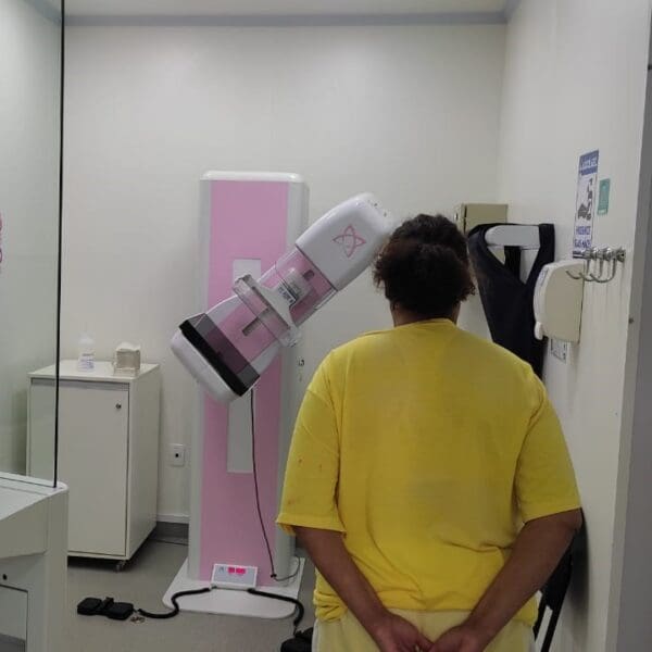 Legendas: Unidade Móvel de Prevenção ao Câncer de Mama e Colo Uterino estacionada no Complexo Prisional de Aparecida de Goiânia Custodiada aguarda para realizar exame de mamografia dentro da Unidade Móvel de Prevenção