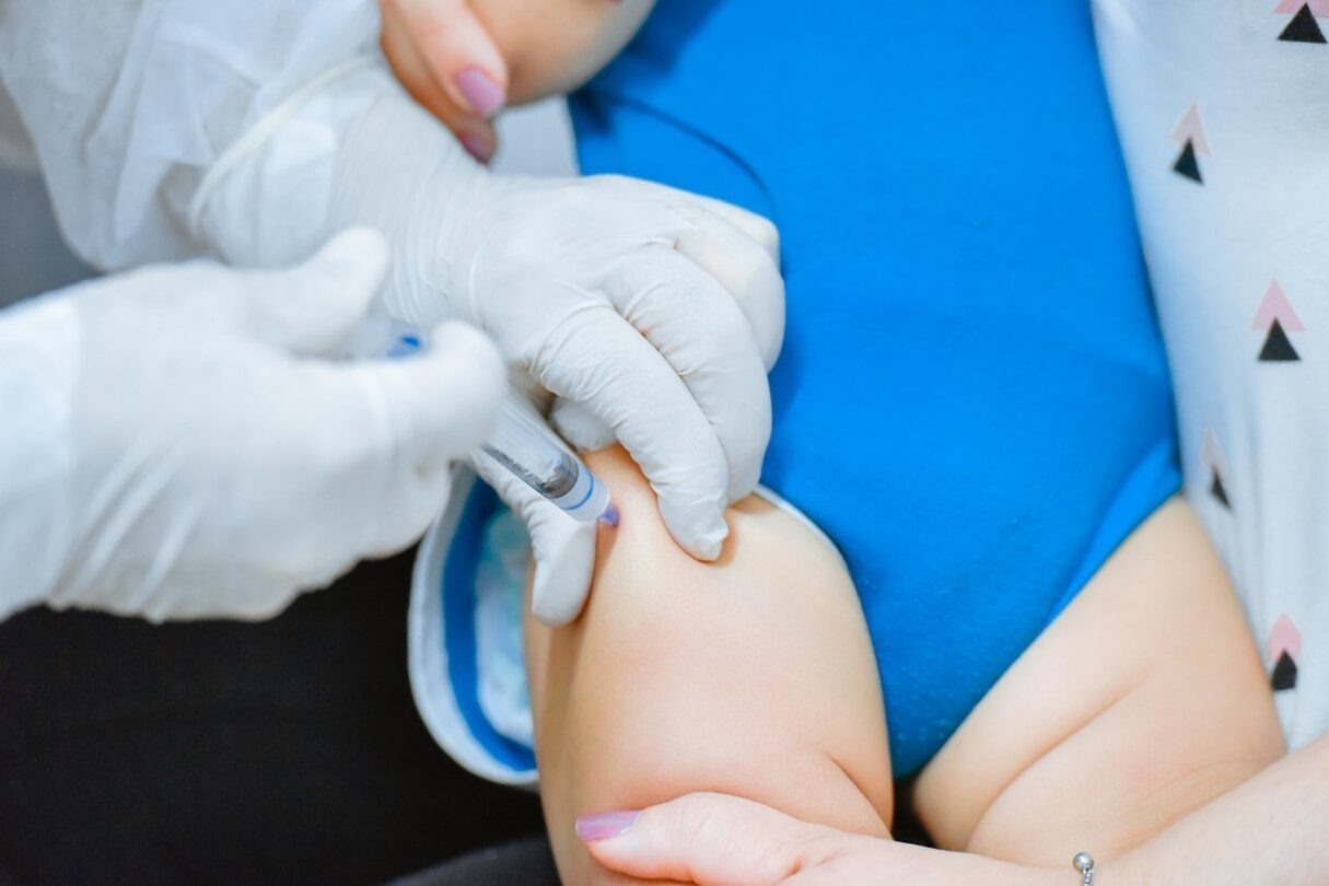 Vacina sendo aplicada em bebê_Imuniza Goiás