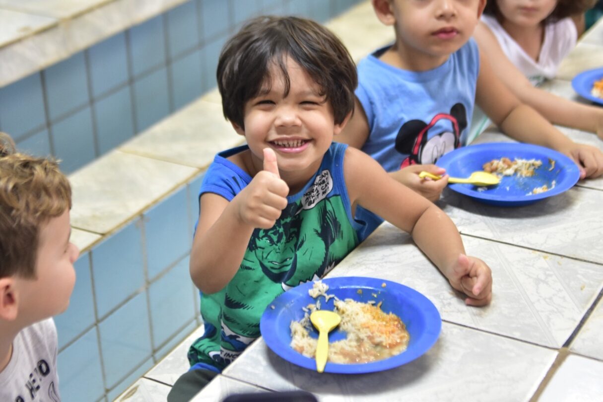 Foto de criança atendida pelo programa auxílio nutricional
