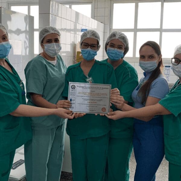 Equipe do laboratório comemora selo do PNCE