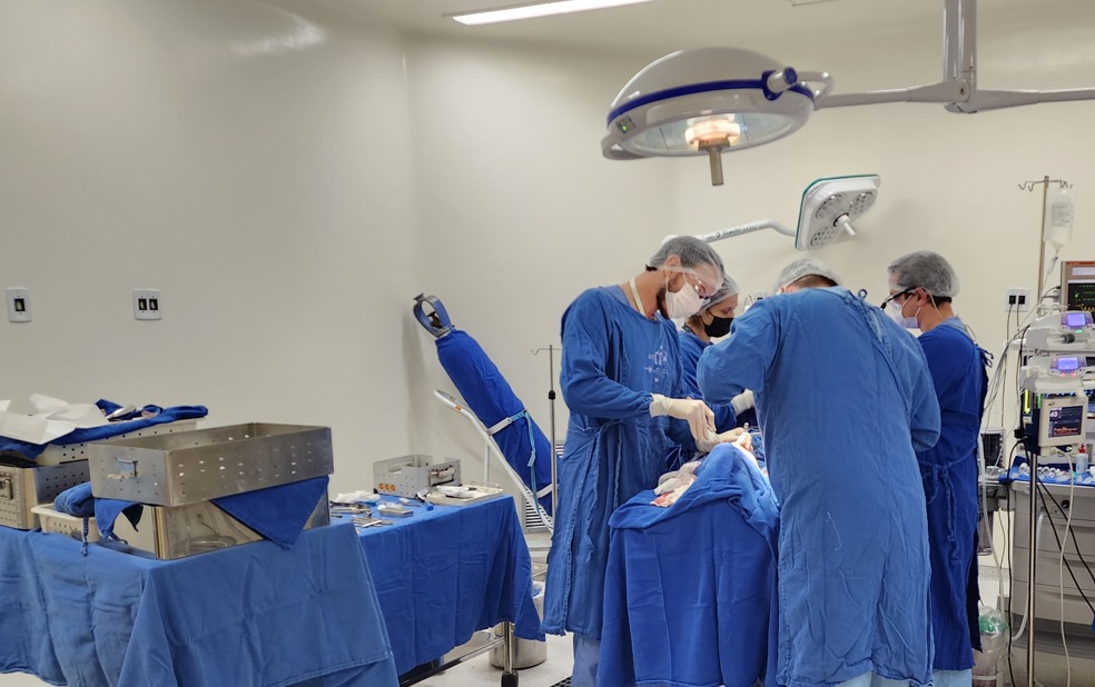Médicos do CRER durante cirurgia ortognática