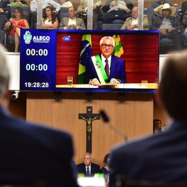 Caiado toma posse de forma remota