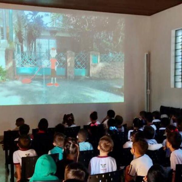Crianças assistem à exibição de filmes do Cine Goiás Itinerante