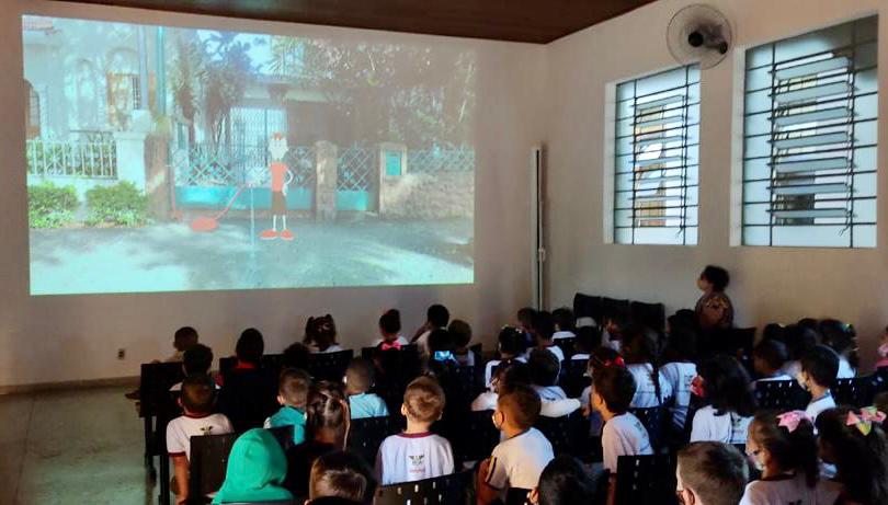 Crianças assistem à exibição de filmes do Cine Goiás Itinerante