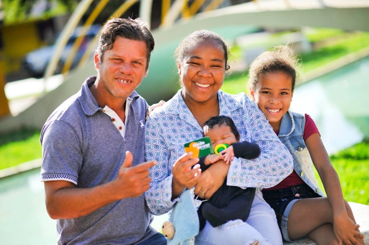 Famílias recebem cartão do Aluguel Social