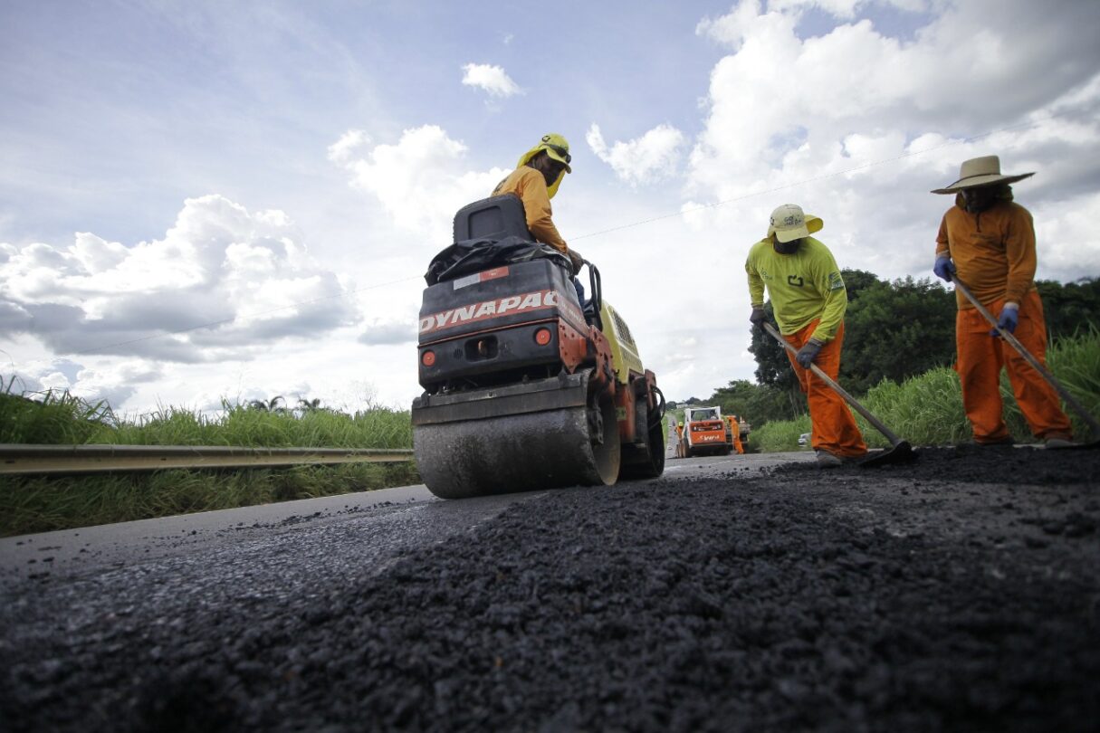Trabalhadores executando manutenção em rodovia