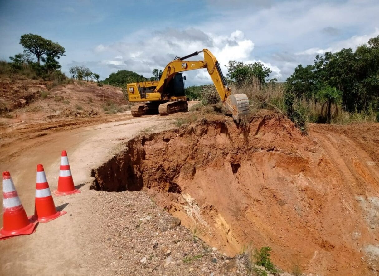 Equipe da Goinfra recupera rodovia em Morro Agudo de Goiás
