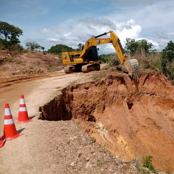 Equipe da Goinfra recupera rodovia em Morro Agudo de Goiás