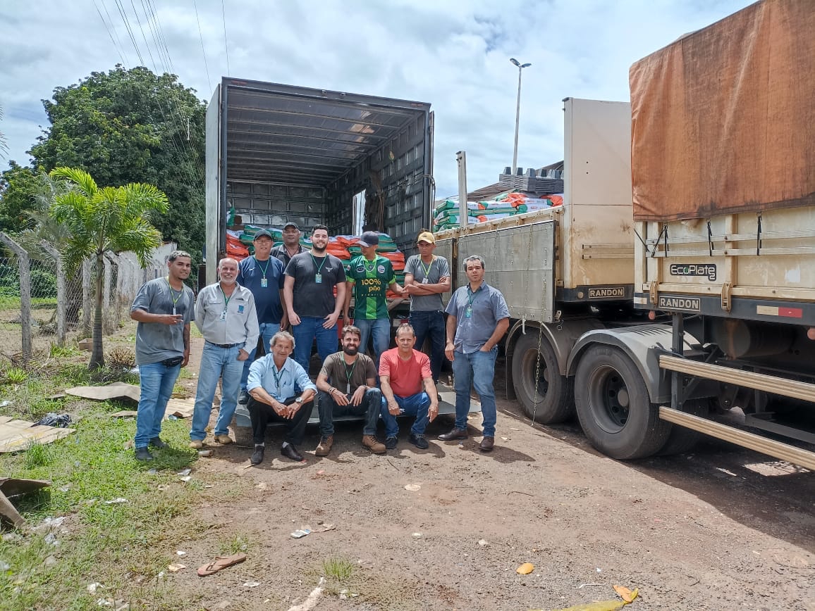 Carregamento de semente de milho segue para distribuição a agricultores familiares de Teresina de Goiás e região