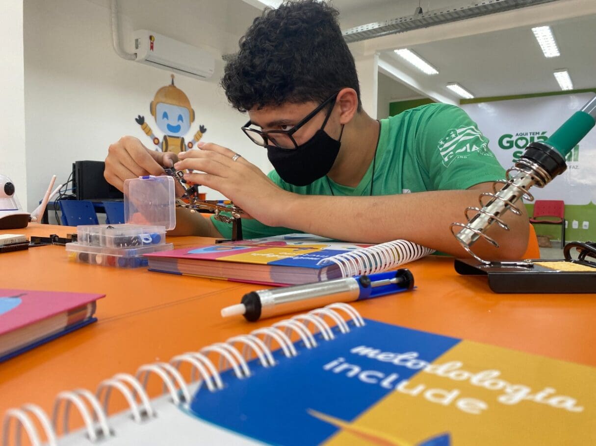 Estudante durante aula de robótica.