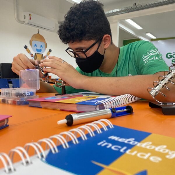 Estudante durante aula de robótica.