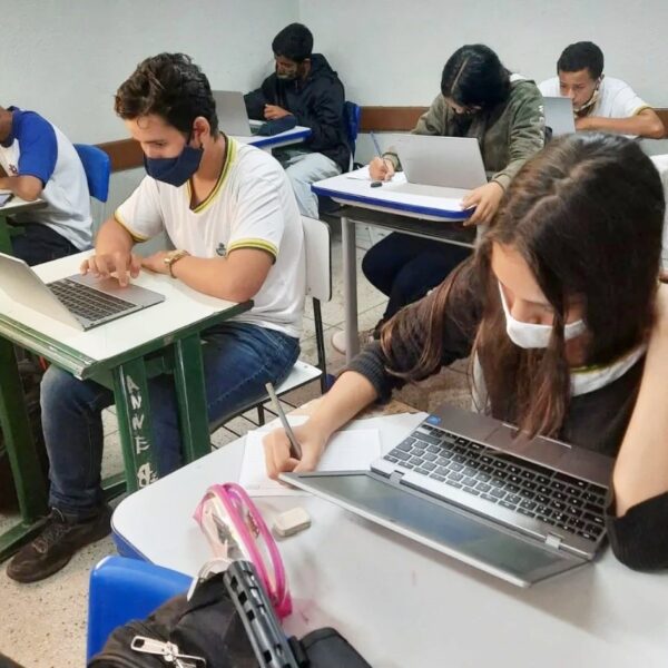 Estudantes utilizando chomebooks em sala de aula
