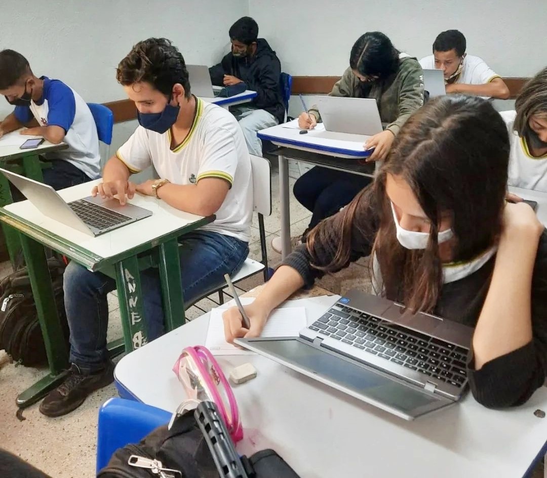 Estudantes utilizando chomebooks em sala de aula