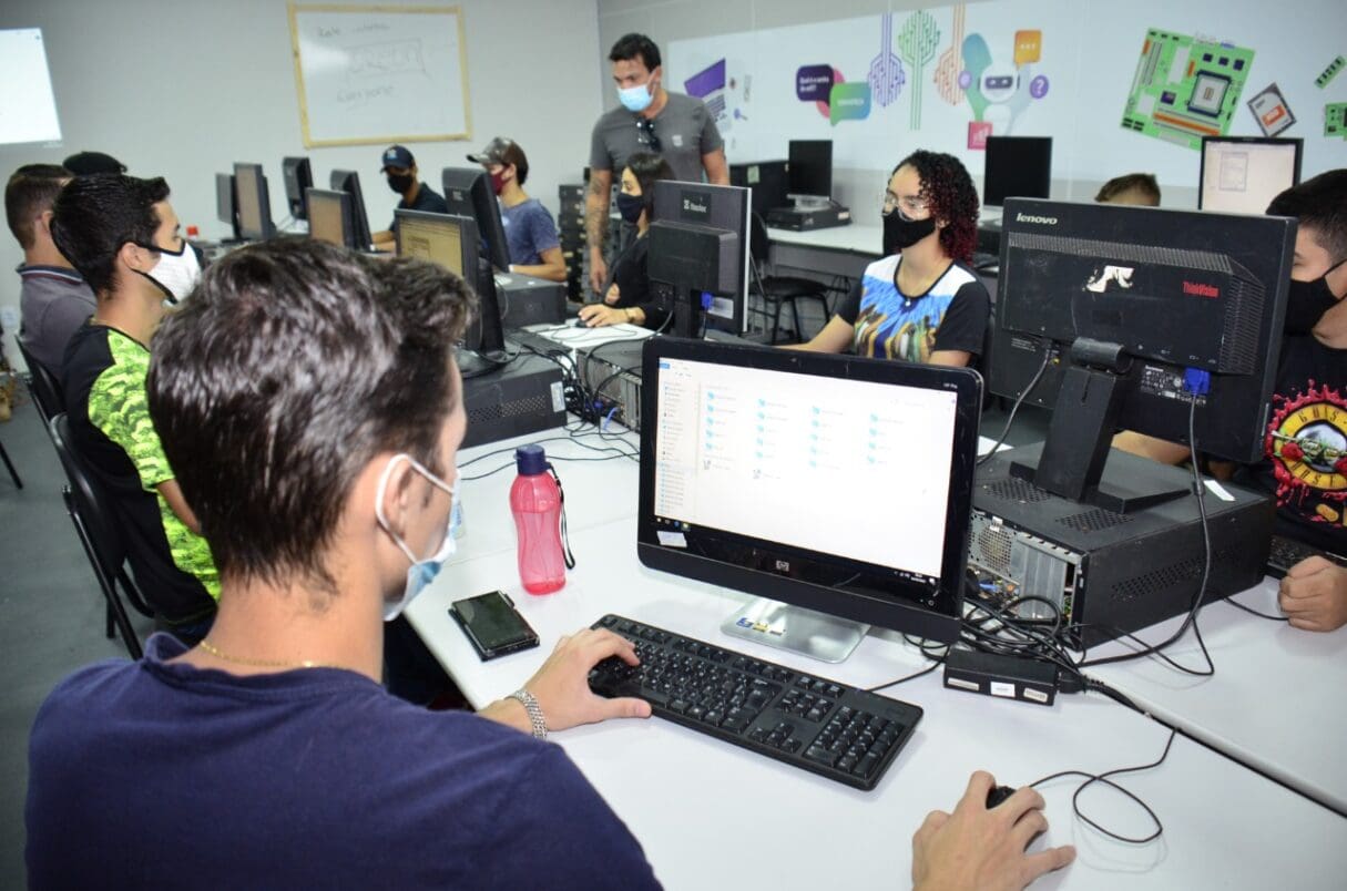 Alunos em aula de informática