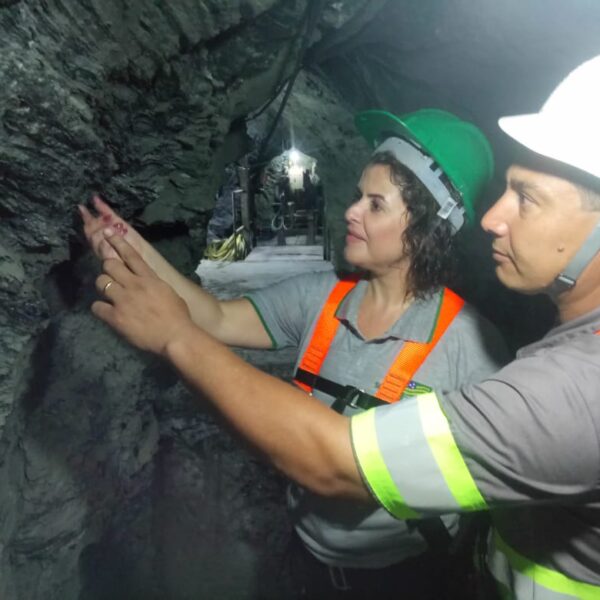 Andréa Vulcanis, em visita a uma mineradora em Campos Verdes